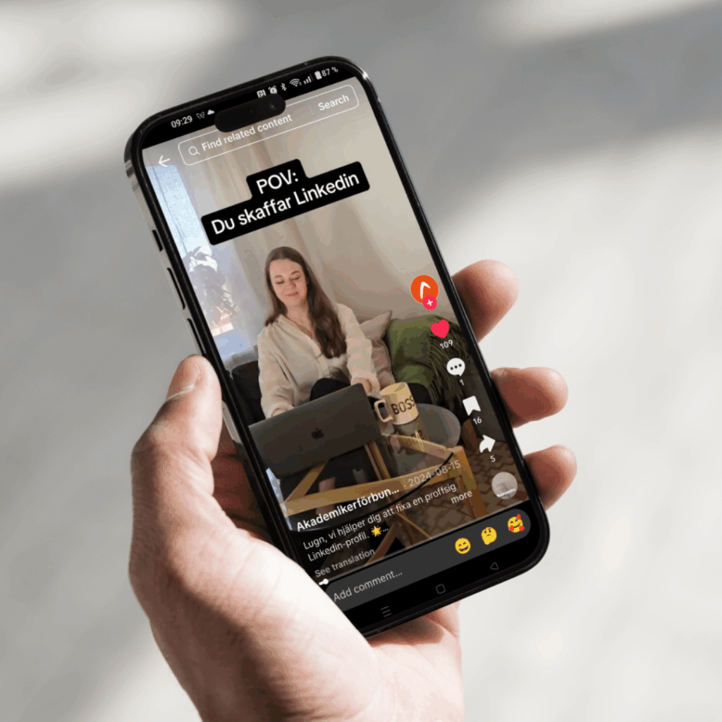 Hand som håller telefon, på telefonen är Tiktok-appen öppen och en video med rubrik "POV: DU skaffar Linkedin" visas